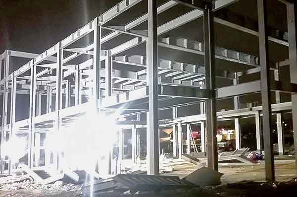 鋼結(jié)構(gòu)夾層選用木板有什么優(yōu)勢？