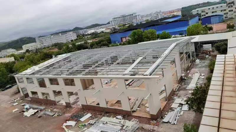 梅州廠房施工中 廣東鋼結構公司選擇廣州經緯鋼結構工程有限公司 咨詢電話:13925156722