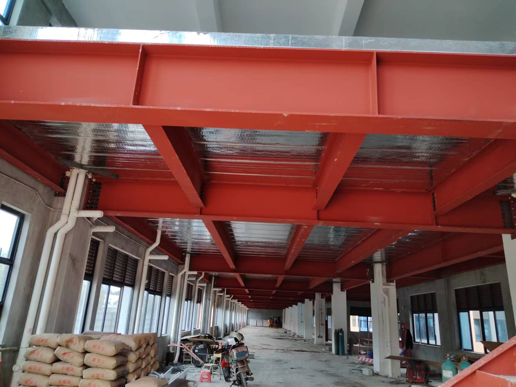 鋼結構的除銹方法和涂裝要求？  廣東鋼結構公司選擇廣州經緯鋼結構工程有限公司  咨詢電話：13925156722